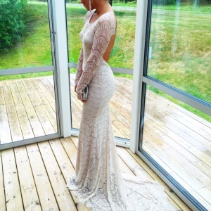  - Säljer min otroligt fina klänning jag använt en gång på ett bröllop! Klänningen är i princip som ny! Nypris 699:-