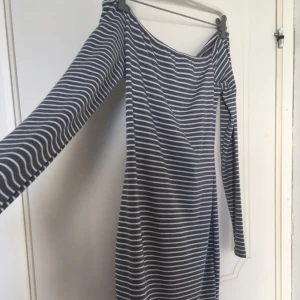  - supersöt klänning från boohoo!! bilderna gör ingen rättvisa så fråga om bilder så skickar jag där man ser hur den sitter på 🌵