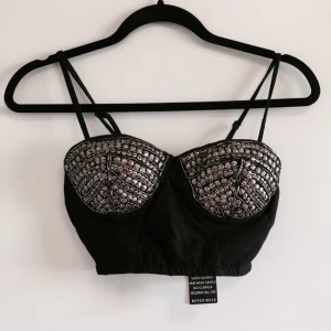  - Crop top från BIKBOK i storlek XS/S 
Tags kvar! 