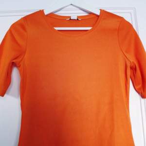 Oanvänd flashig t-shirt, OBS liten i storleken 