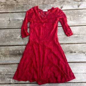 Röd spetsklänning, kom med litet skärp men det har jag tappar bort. Priset kan diskuteras.  Har swish, köpare står för frakt. 