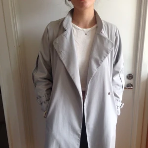  - Lång trenchcoat från Myrorna 
Benvit med rosa foder 