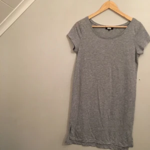 - T-shirtklänning från BikBok i bomull. Aldrig använd så i nytt skick! 
Köparen står för frakten 🌸