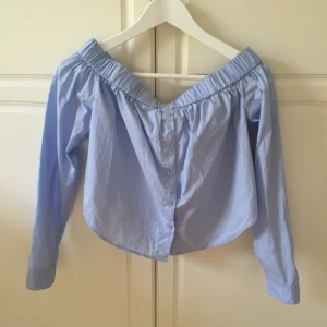  - Ombloggad off shoulder skjorta från hm trend! 
Köpt här på plick men inte kommit till användning! 
Passar även 36 eftersom den har en resår!