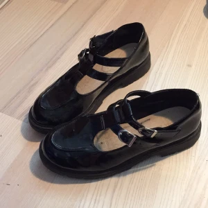  - Skor köpta på Urban outfitters för ca 300 kr, inte jättemycket använda men lite repiga (vilket knappt syns). Ganska stora i storleken för mig som har 38/39 men har haft en sula i
