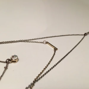  - Trippel halsband, alla med olika detaljer. Aldrig använd. Väldigt fint enligt mig! 
Köparen står för frakten 🍂