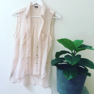  - Söt rosa chiffongskjorta i nyskick
Ta 3 betala för 2, gäller alla klädesplagg just nu! Kontakta mig innan köp i så fall :)
Kan hämtas i Göteborg eller skickas mot fraktkostnad :) 