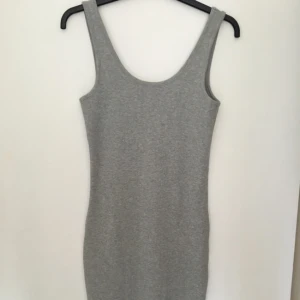  - Ribbad knälång Jerseyklänning, aldrig använd prislapp kvar 