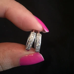  - Äkta silver örhängen med stenar (zirkon). Har stämpel 925. Oanvända