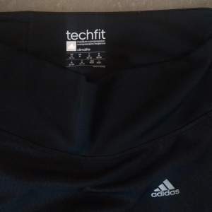 Medium compression training tights from Adidas, mesh detailed on the sides
Super nice mesh on the sides 
Used a couple times, too big for me...perfect condition 
Size: it says M, U.K.:12-14/ 40-42 but I would say L