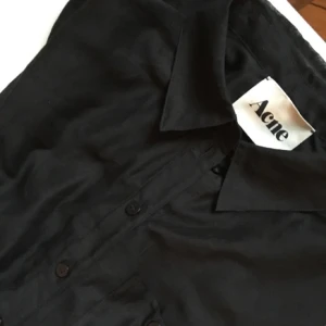  - Acne chiffongskjorta, svart. Tunn och skön nu till sommaren. Strl S. Fint begagnat skick.