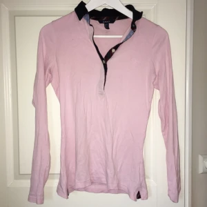  - Supersöt GANT tröja. 
Har ett pyttelitet hål i sig (bild nr 3).
Möts gärna upp i centrala Stockholm.
Tillkommen frakt betalar du.