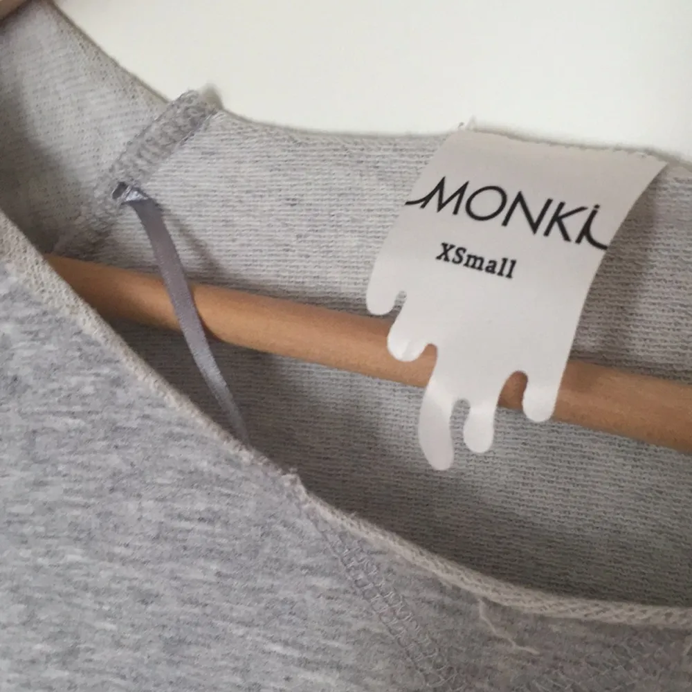Avklippt T-shirt från Monki. Storlek XS. (Den var avklippt när den köptes). Skjortor.