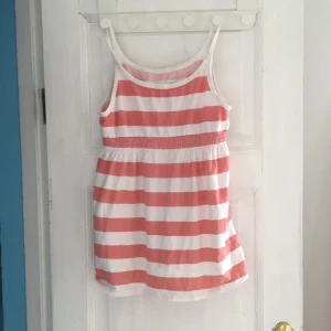  - Linnet är i storlek S och går ner till slutet på magen. Färg: orange och vit  Använd ca 5 gånger