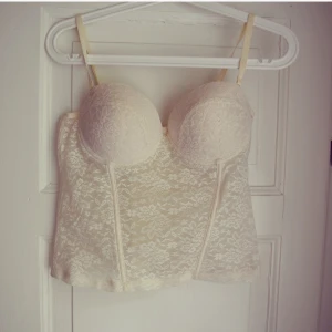  - Ett stilrent plagg som är fin att använda under transparenta blusar eller till höga jeansshorts. 