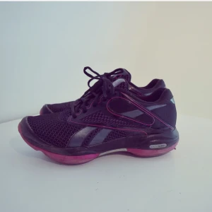  - Reebok easytone+ 
Använda ett 10-tal gånger, bra skick och sköna att gå i.