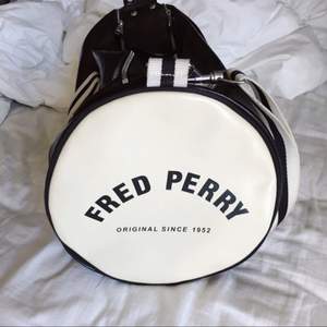 Svart vit Fred Perry väska.
Ett stort fack och ett litet mindre.
Sällan använd, väldigt snygg ✨

Skriv i chatten vid intresse 🌞