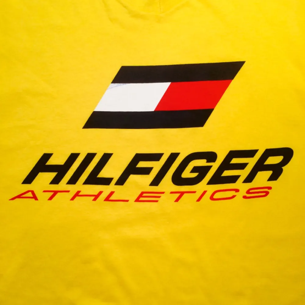 En oerhört tung vintage Tommy Hilfiger tisha from the 90's !! Sjukt rare med dessa och vill inte släppa, men kommer sällan till användning. Inte så bekväm i gult :/ Slå till på en unik vintage tee!. T-shirts.