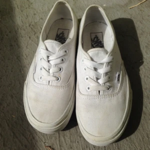 - Vita Vans i fin fint skick, några mindre fläckar men de går nog bort i tvätten 👌🏾