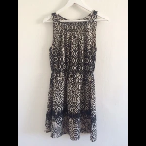  - Jättefin klänning från märket FABULOUS. 
Storlek S men passar även M. Sitter mycket bekvämt, är lätt och luftig, perfekt sommarklänning! Slutar ca 1dm över knäna på mig (är 166cm).
40kr + frakt 
Har Swish! 