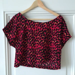  - Härlig och färgstark croptop från H&M i lite glansigt material. Den har knappar i ryggen, se bild 3. 

Använd endast ett fåtal gånger och säljes då den är för stor för mig som är en 34.