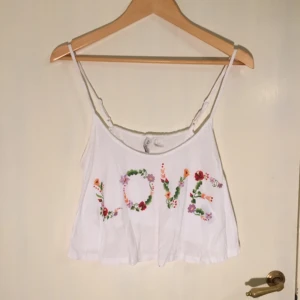  - Härlig magtröja som är ganska vid i passformen