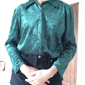  - Mossgrön sammetsskjorta. Varm! 