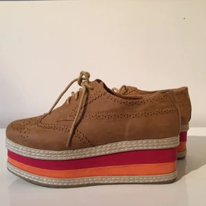  - Fr USA strl 6 1/2. (Motsvarar strl 37) Oanvända. 150:- Finns i Sthlm city alt Solna