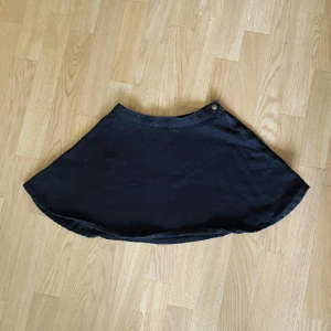  - Cirkelkjol i svart denim från American Apparel. stl S.
