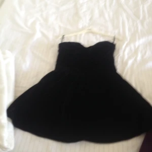  - Sammetsklänning använd en gång. Såååå fin att jag önskar jag kunde ha den men har tränat för mycket 😂 köpt för 599 