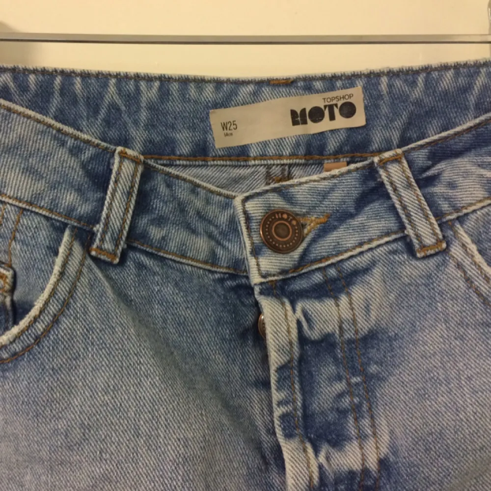 Moto jeanshorts från Topshop i storlek W25 vilket motsvarar 64cm i midjan!. Shorts.