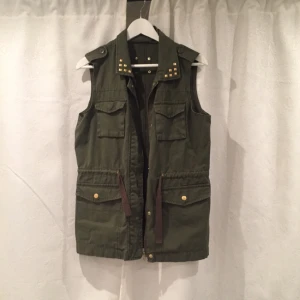  - Grön "militär" liknade väst, bra skick