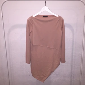  - Puderrosa/ nude blus från Zara, enbart använd en gång, hör av dig om du har några frågor 