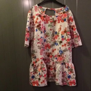  - Jättefin blus med blommor. Använd en gång