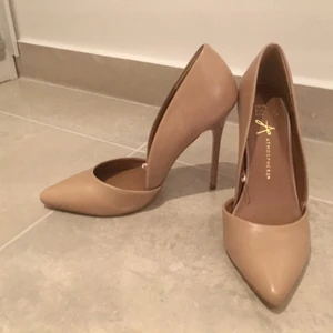  - Klackar i beige skinnimitation