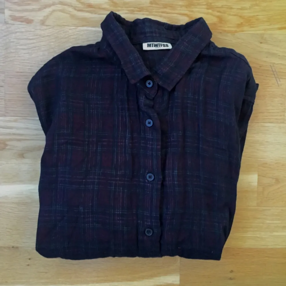 Fin superfin skjorta med mönster på insidan + svart transparent tyg på utsidan.. Skjortor.