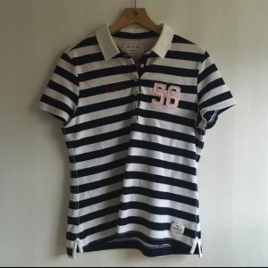  - Randig Bondelidskjorta, helt ny och oanvänd!
Tar helst swish, frakt tillkommer!