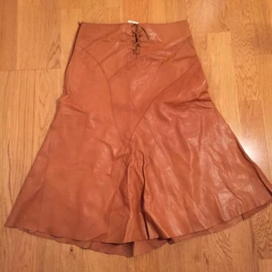  - Äkta Läder kjol .passar stlk XS/S/M.
Köpt i Italy. Nästan aldrig använt.
Hämtas vid Aspudden 
