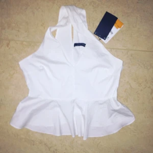  - Köpt från Zara. Kostade 200. Helt oanvänd. Prislapp finns kvar. Storlek S. Säljer för 100kr 