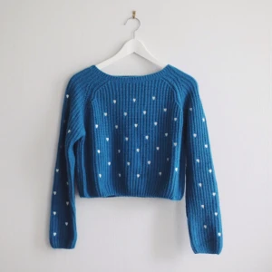  - Supermysig stickad tröja med små hjärtan på. Färgen är lite åt det turkosa hållet. Längd 44 cm. Fraktkostnad 39 kr. 