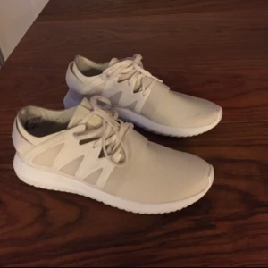  - I princip helt oanvända adidas tubular. Köpta i new york. Bland de skönaste skor jag ägt! 

Nypris: 1100kr 

kan sänka mig vid snabb affär