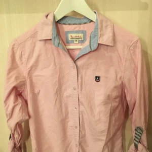  - Säljer en jätte fin ljusrosa skjorta med uppvikta armar från märket Bondelid. Den är lite använd, och ny pris var 799! 