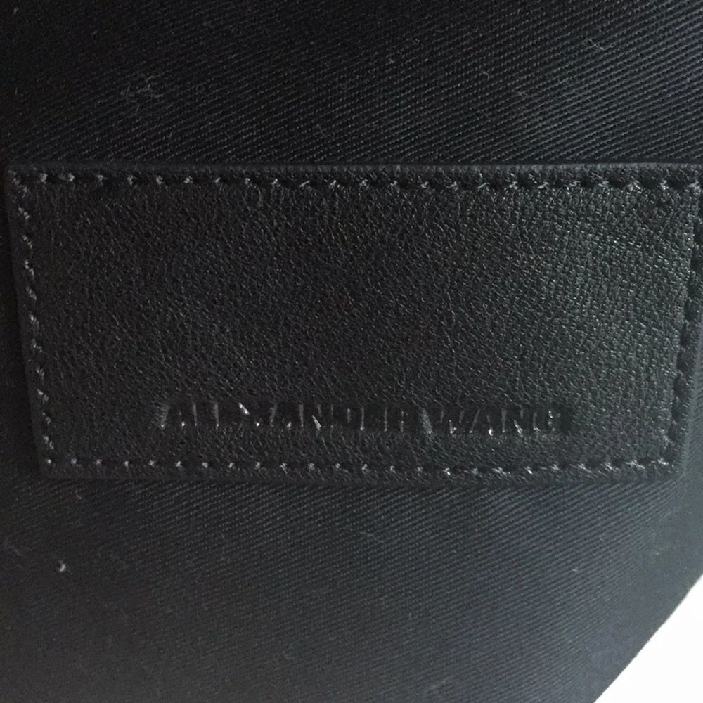 Alexander wang påse i svart med läderdetalj där det står ALEXANDER WANG. Går att använda som väska om man vill. . Väskor.