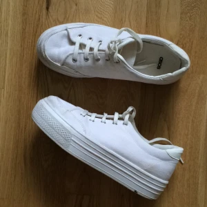  - Jätte fina platå sneakers, använda 2 gånger. Kommer från Asos.se 