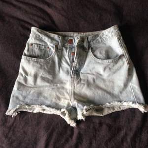 Snyggt urtvättade ljusblå highwaisted shorts från BikBok,väl använda men fortfarande i bra skick! Säljes pga utrensning av garderoben⭐️
Frakt tillkommer ✨
Tar gärna swisch🌸