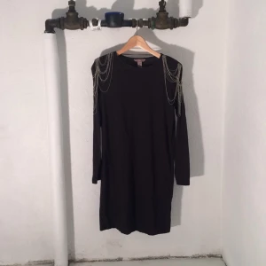  - ⭐️Klänning från H&M Trend
Strl 38
Tar swish, kan mötas i Stockholms innerstad.
Köparen står för frakten.