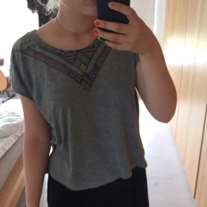  - Grå T-shirt från Urban Outfitters. Som ny.