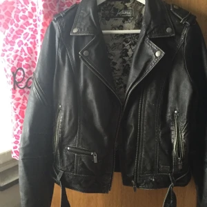  - Jofama by Kenza 4. Köpt 2014 men säljes pga den aldrig kommer till användning. Den är i väldigt bra skick. Nypris ca 2400kr 
