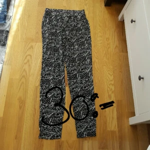  - sköna byxor. knappt använda. köpta på vero moda. storlek S