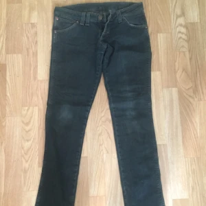  - Wrangler jeans med låg midja. Man får bra rumpa i dom ;)